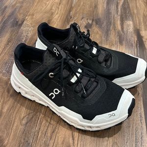 Womens On Cloud Ultra in black and white!